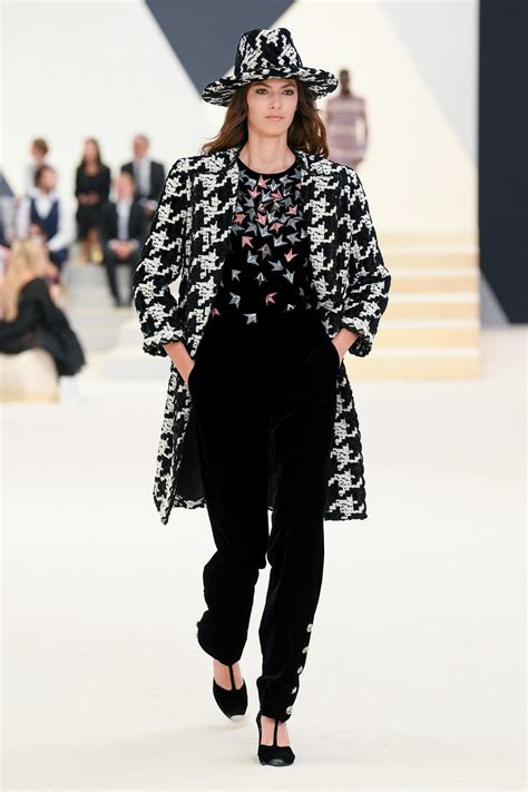 defile chanel juillet 2022|Fall.